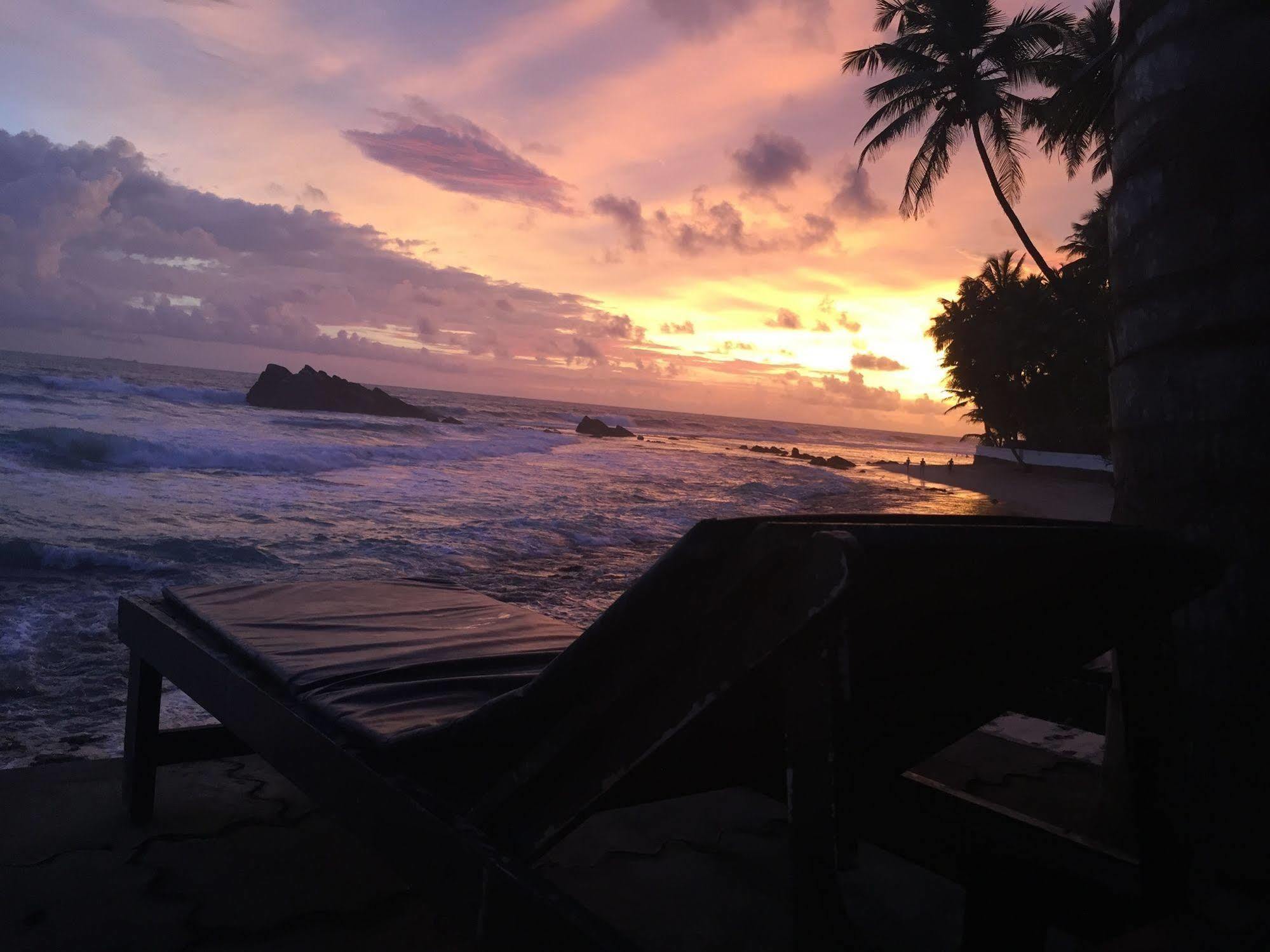 Blue Sky Beach Resort Unawatuna Extérieur photo